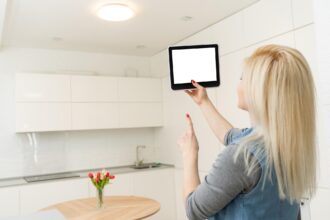 Sterowanie temperaturą i natężeniem żarówki za pomocą aplikacji na smartfona. Koncepcja inteligentnego domu i zarządzania światłem za pomocą urządzeń mobilnych.
